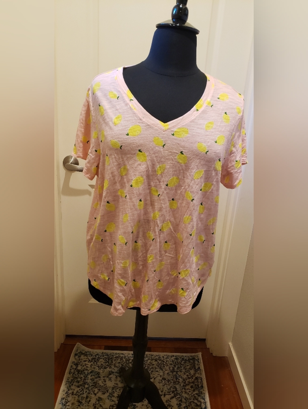 Old Navy V-Neck Short Sleeve Cotton Tee in Light Pink with Lemon Print